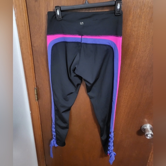 Urban savage bow 7/8 leggings. - Picture 2 of 5